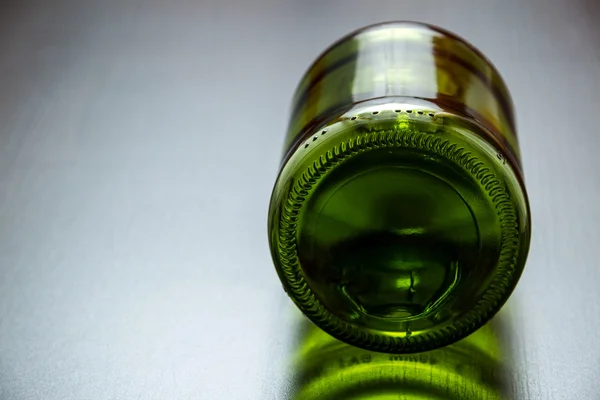 Зелена пляшка на столі — стокове фото