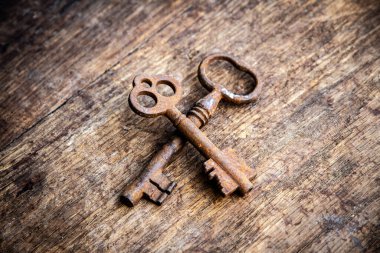 Ahşap arka planda paslı eski anahtarlar