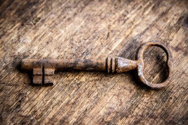 Ahşap arka planda paslı eski anahtar