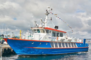 Gezi ve charter için mavi tekne.