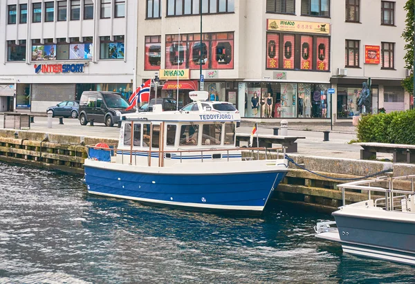 Navio de carga atracado no cais do porto de Stavanger — Fotografia de Stock