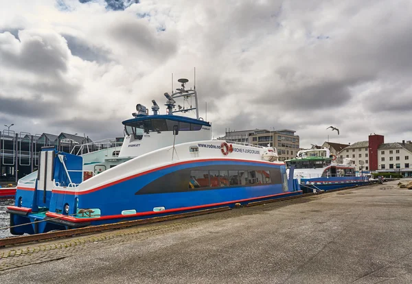 Buque de carga amarrado en el muelle en el puerto Stavanger — Foto de Stock