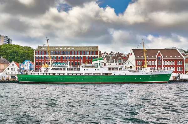 Buque de carga amarrado en el muelle en el puerto Stavanger — Foto de Stock