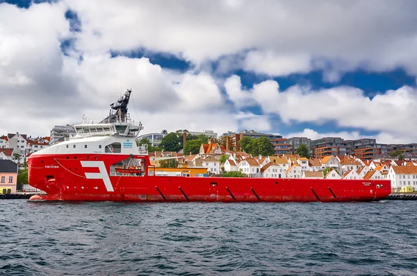 Buque de carga amarrado en el muelle en el puerto Stavanger — Foto de Stock