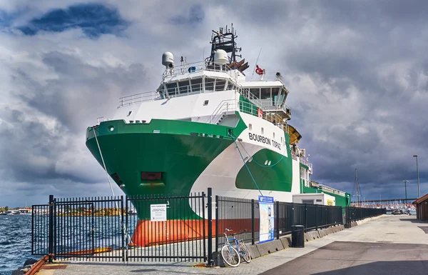 Buque de carga amarrado en el muelle en el puerto Stavanger —  Fotos de Stock