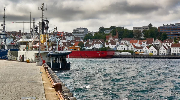 Navio de carga atracado no cais do porto de Stavanger — Fotografia de Stock