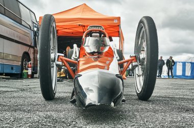 Norveç drag yarışı, alttan ayarlanmış yarış arabası görünümü