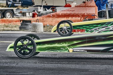 Maskeler ve cepheler tekerlek yarış arabaları