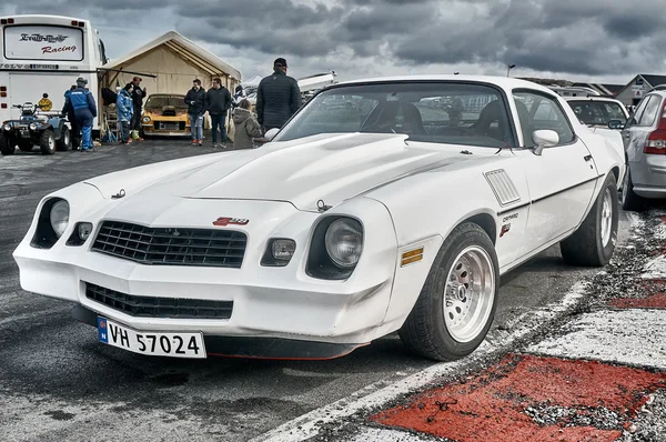 Noorwegen Drag Racing, witte race auto zijaanzicht — Stockfoto