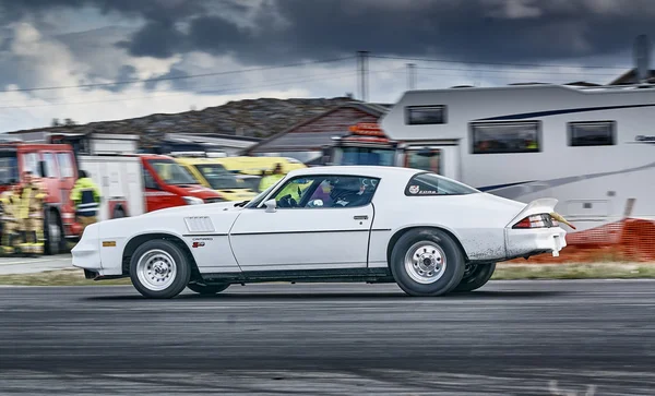 Coche de carreras blanco durante la carrera — Foto de Stock