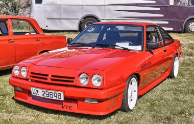 Kırmızı klasik arabayı