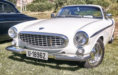 Beyaz krem klasik arabanın yan