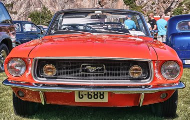 Kırmızı klasik otomobil önü