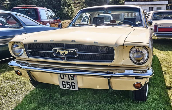 Parte delantera del coche clásico en amarillo — Foto de Stock