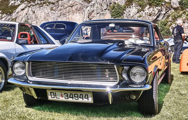 Parte delantera del coche clásico en negro — Foto de Stock