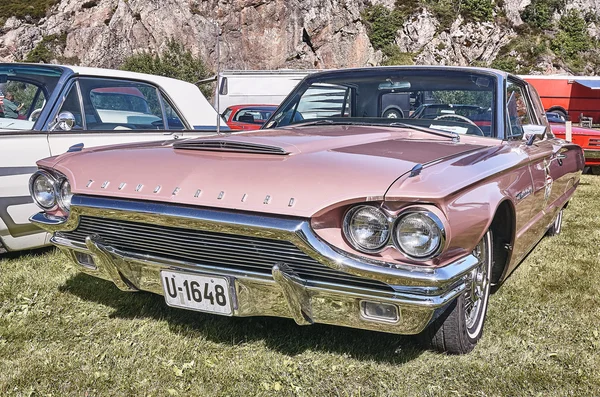 Side of the classic car in pink — Stock Photo, Image