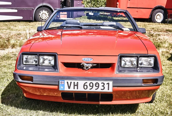 Frente del coche clásico en rojo — Foto de Stock