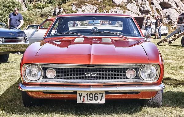 Framsidan av den klassiska bilen i rött — Stockfoto