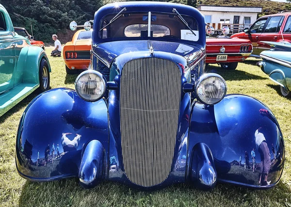 Передняя часть классического автомобиля в синем — стоковое фото