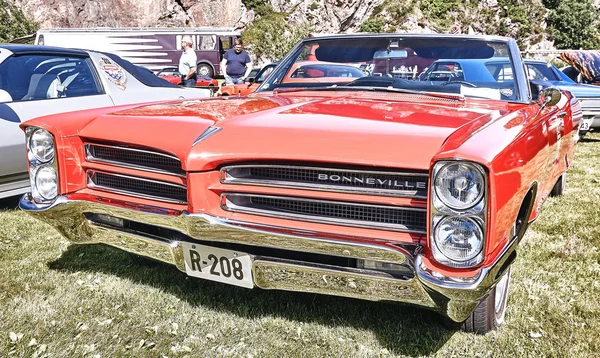 Sidan av den klassiska bilen i rött — Stockfoto