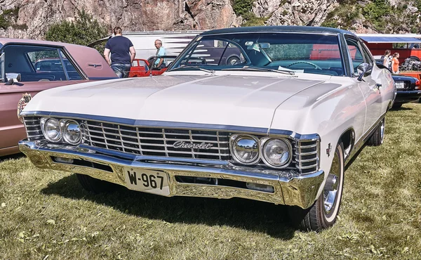 Lado do carro clássico em creme branco — Fotografia de Stock