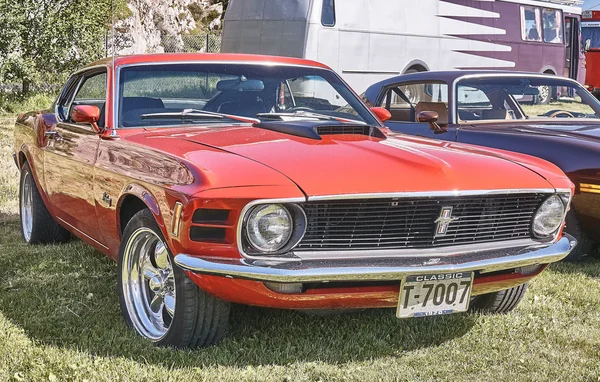 Lado del coche clásico de 1970 en rojo — Foto de Stock