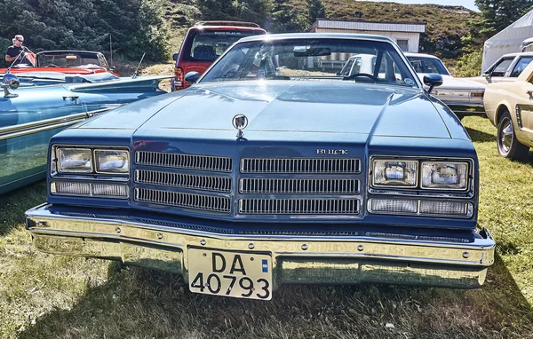 Devant la voiture classique en bleu — Photo