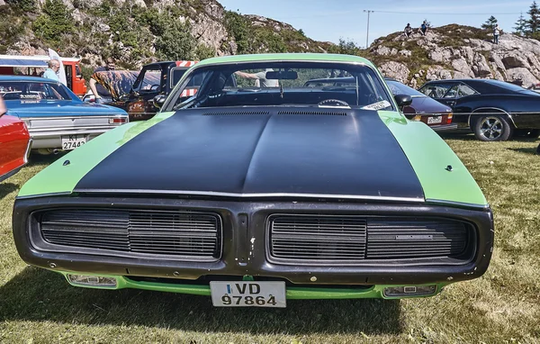 Framsidan av den klassiska bilen i svart och grönt — Stockfoto