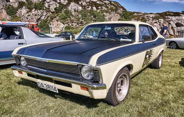 Lado do carro clássico em creme preto e amarelo — Fotografia de Stock