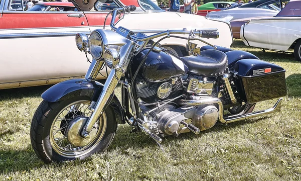 Sidan av klassiska motorcykeln i svart — Stockfoto