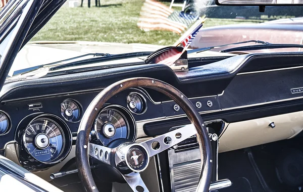 Classic car dashboard in black and cream — Stock Photo, Image