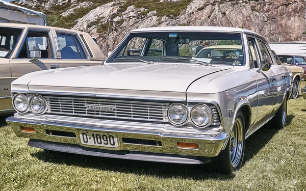 Side of the classic car in white — Stock Photo, Image