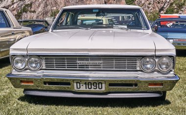 Beyaz klasik otomobil önü