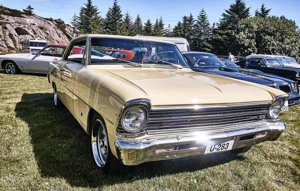 Side of the classic car in  yellow cream — Stock Photo, Image