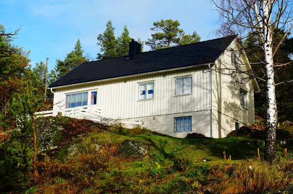 Norwegisches weißes Holzwohnhaus — Stockfoto