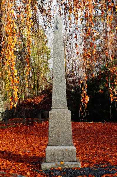 Marmeren monument in de herfst — Stockfoto