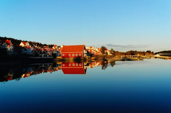 Traditional norwegian red rorbu — Stock Photo, Image