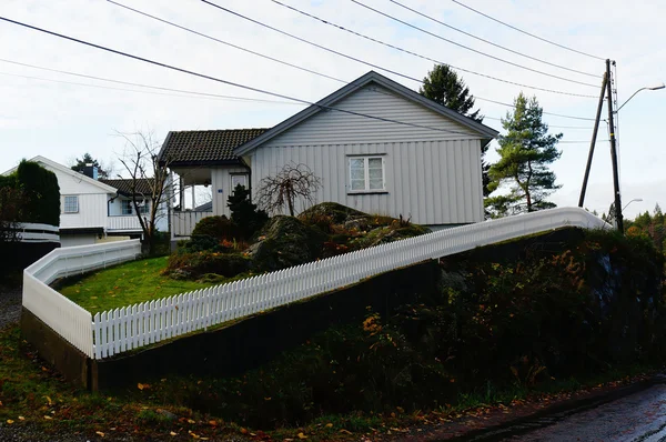 Haus umgeben Zaun — Stockfoto