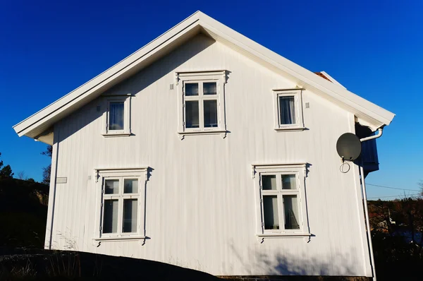 Mur de maison en bois blanc — Photo