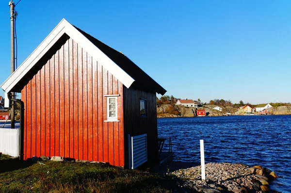 Garage en bois rouge pour bateau — Photo