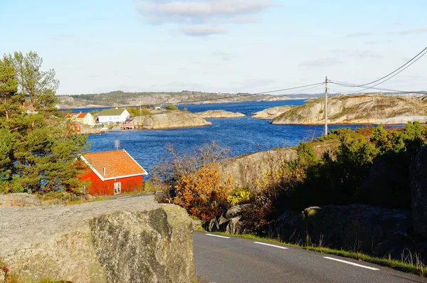 Rotsachtige kust in de buurt van fjord — Stockfoto