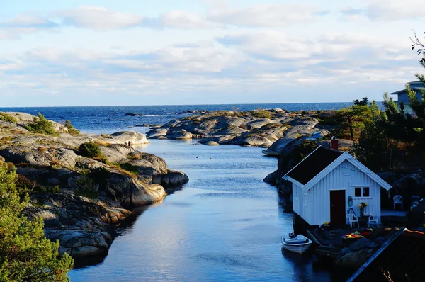 Blå himmel över klippiga kusten — Stockfoto