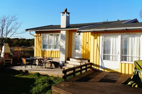 Terraço de madeira com cadeiras — Fotografia de Stock