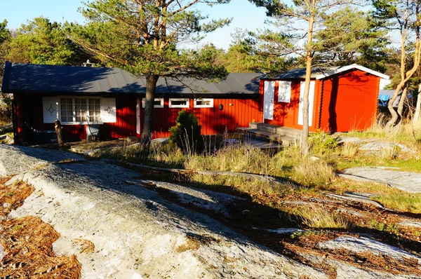 Röd bungalow — Stockfoto