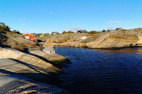 Rochers rayés dans la baie — Photo