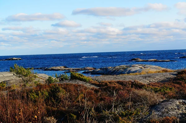 Blå himmel ovanför en klippiga kusten — Stockfoto