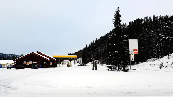 Snön täckte bensinstation — Stockfoto
