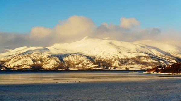 Montagne s'élevant au-dessus du lac gelé — Photo