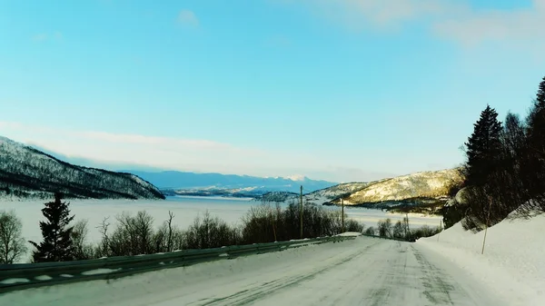 Snowy road with mountain views — Stock Photo, Image