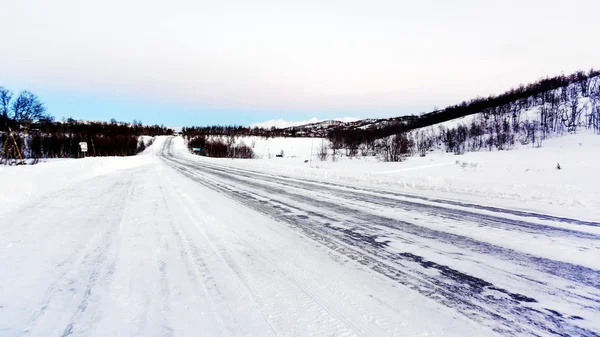 Estrada vazia com neve — Fotografia de Stock